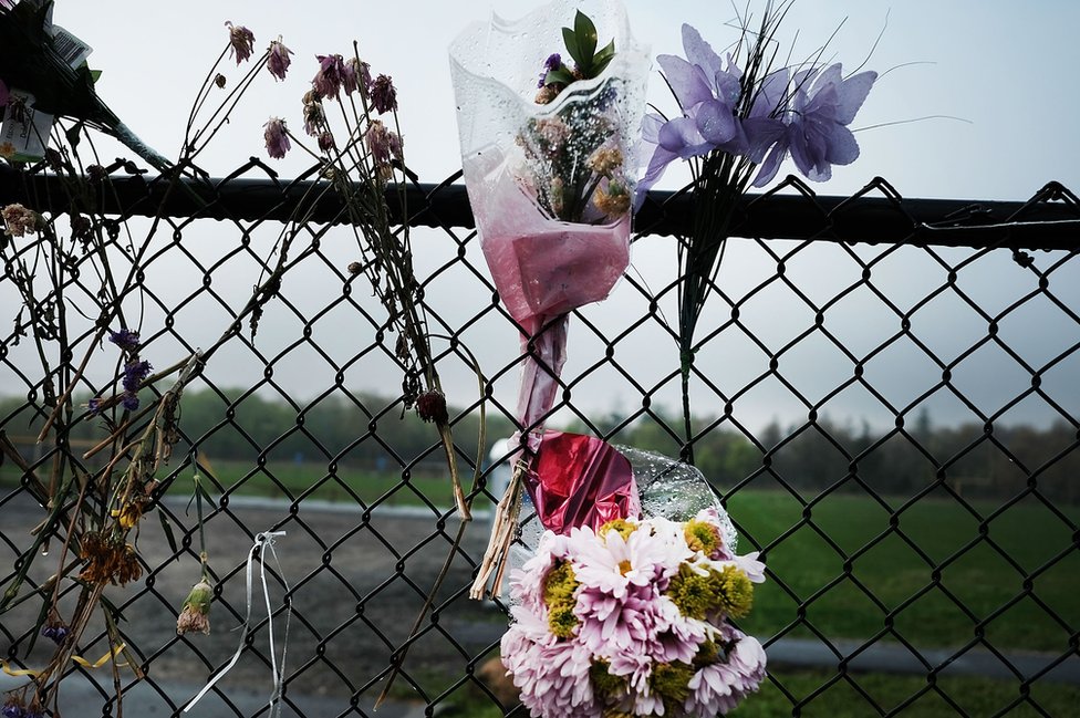 Durante el día, grupos de jóvenes aprovechan el receso escolar para practicar deportes en el parque. Flores en el Parque Clayton