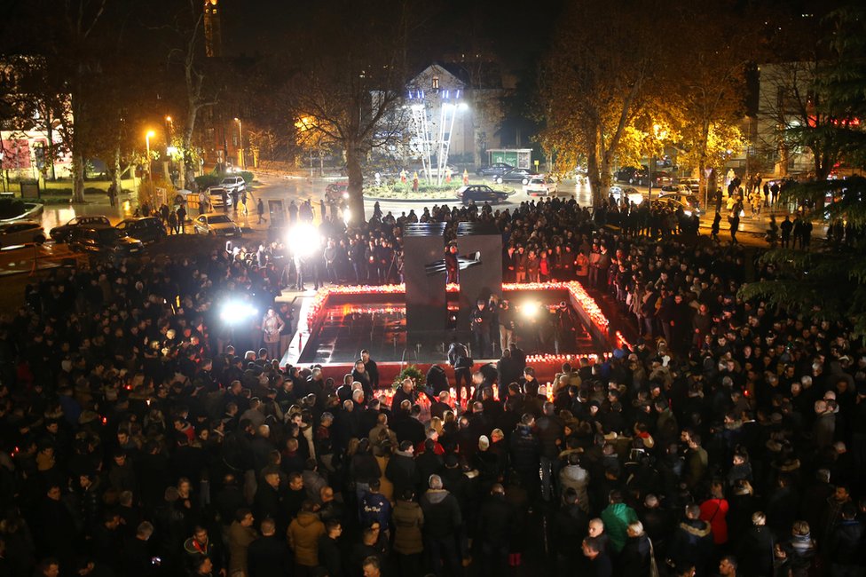 Боснийские хорваты молятся и зажигают свечи Слободану Праляку в Мостаре, 29 ноября