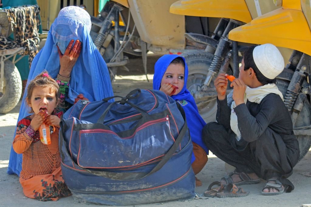 Familia afgana esperando ser transportada a Pakistán desde Spin Boldak a Chaman el 22 de agosto de 2021