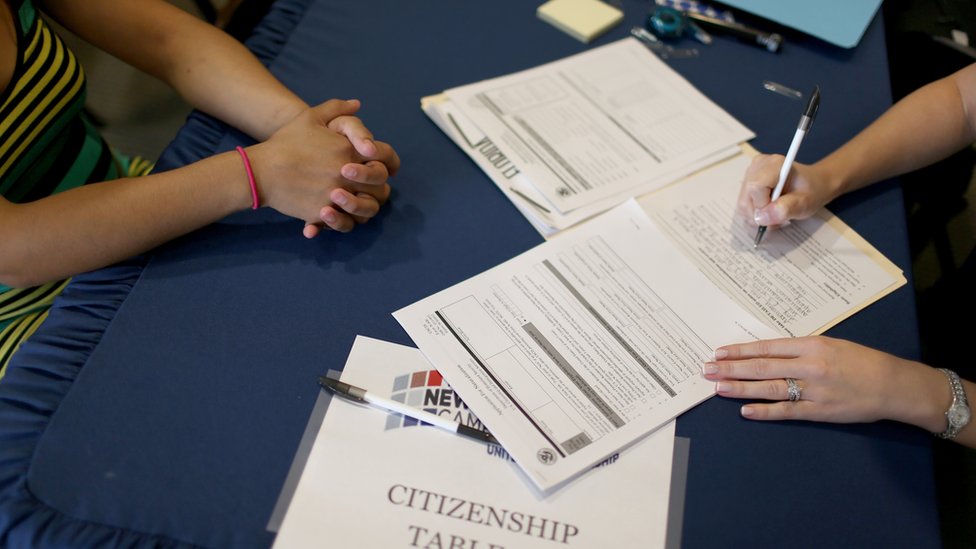 Según los abogados, muchos residentes permanentes están pidiendo la ciudadanía estadounidense para tener un estatus más estable.