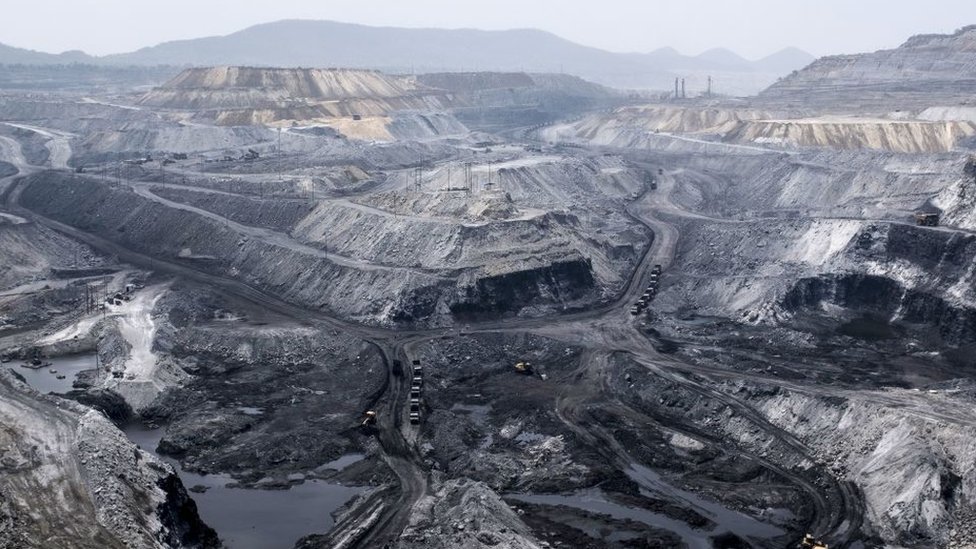 Общий вид угольной шахты возле Махагамы, в индийском штате Джаркханд, 5 апреля 2019 г.