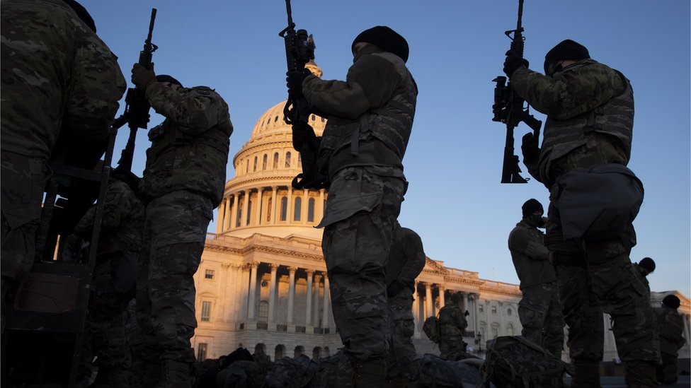 Guardias armados frente al Capitolio de Estados Unidos