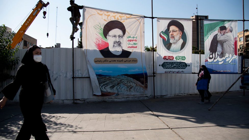 Tahran sokaklarında İbrahim Reisi afişleri asılı
