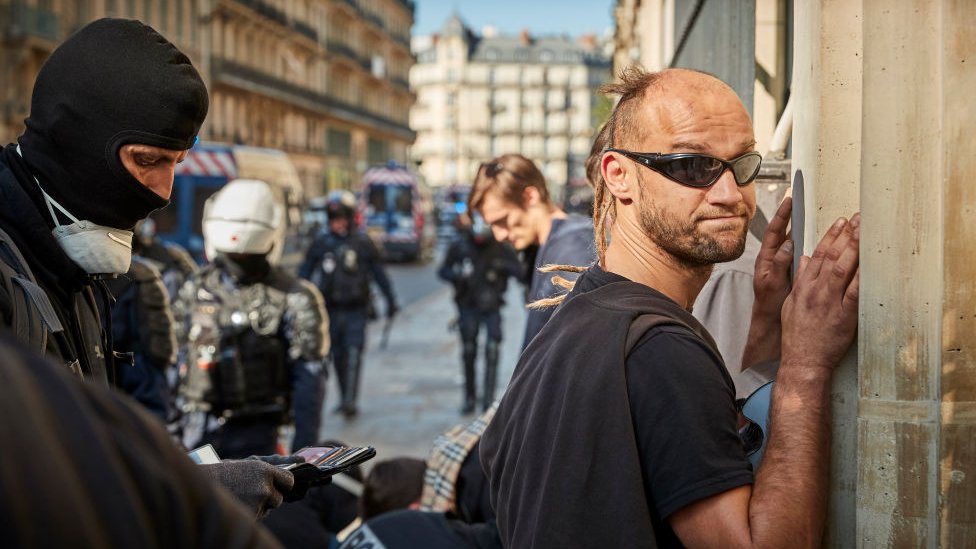 В Париже арестовывают протестующего в желтом жилете