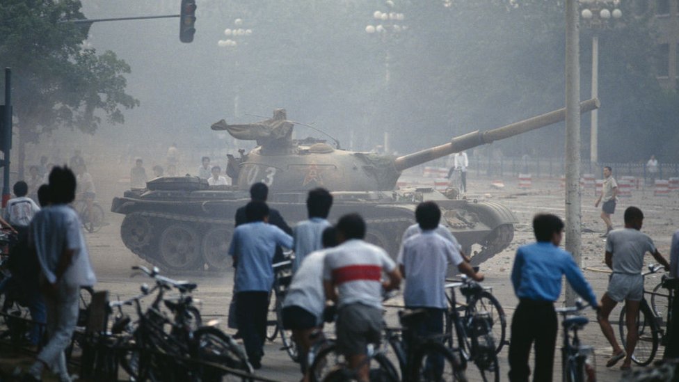 Imágen de un tanque en la zona de las manifestaciones en Tiananmen
