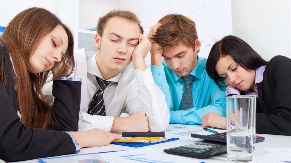 La falta de sueño de los empleados le cuesta miles de millones de dólares a la economía mundial. Grupo de trabajo cansado