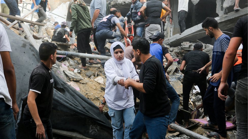 空襲後，一名加沙女孩被從廢墟中救出。