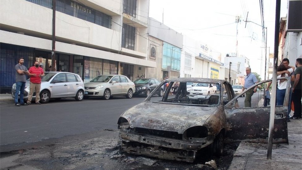 Вид на улицу после того, как предполагаемые члены преступных группировок подожгли автомобили и заблокировали дороги в городе Селайя, штат Гуанахуато, Мексика, 20 июня 2020 года.
