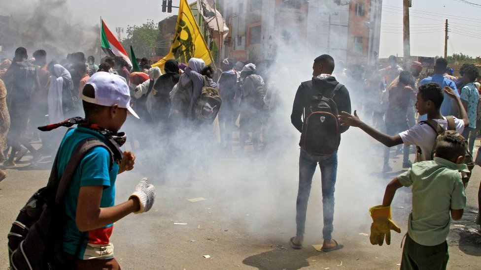 متظاهرون في الخرطوم محاطين بدخان الغاز المسيل للدموع