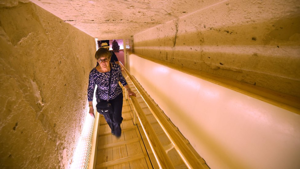 Женщина поднимается по туннелю, ведущему из подземной гробницы царя Тутанхамона в Долине царей, Египет (31 января 2019 г.