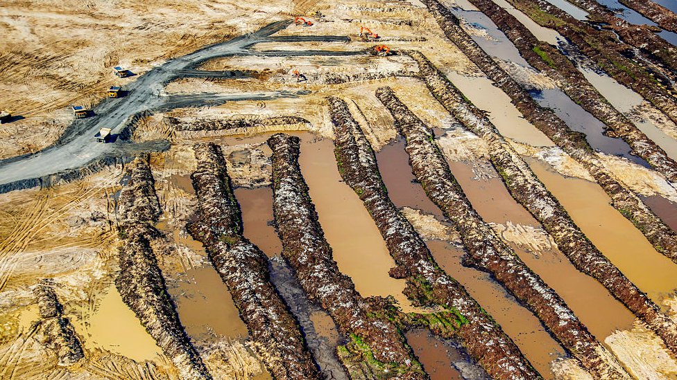 La minería del bitumen, que se muestra aquí en las arenas petrolíferas de Alberta, Canadá, se ha convertido en un tema controvertido. Una mina de bitumen en Alberta, Canadá