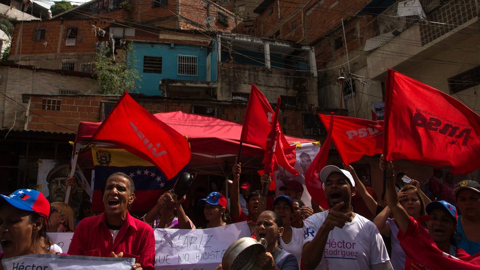 Según el CNE, el Partido Socialista Unido de Venezuela (PSUV) logró el 54% de votos a nivel nacional. Chavistas festejan.