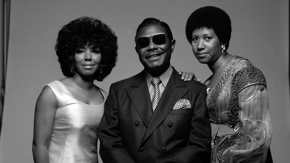 Черно-белое фото Ареты Франклин, ее отца CL и ее сестры, певицы Кэролайн, сделанное в 1971 году.