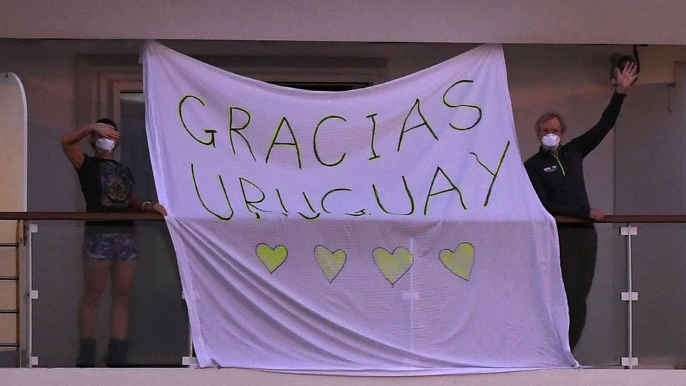 "Gracias Uruguay", la sábana desplegada desde el crucero australiano en agradecimiento al país que les brindó ayuda.