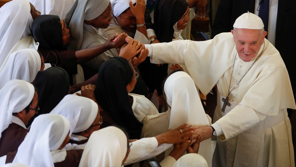El papa saluda a religiosas en Madagascar.