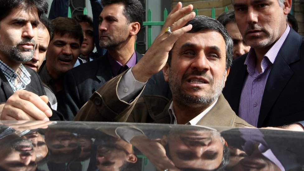 Махмуд Ахмадинежад машет сторонникам у избирательного участка в Тегеране на фотографии 2012 года.