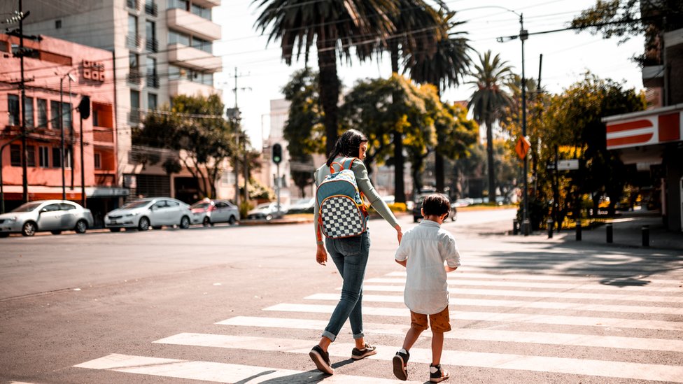 Madre con su hijo en la calle en México