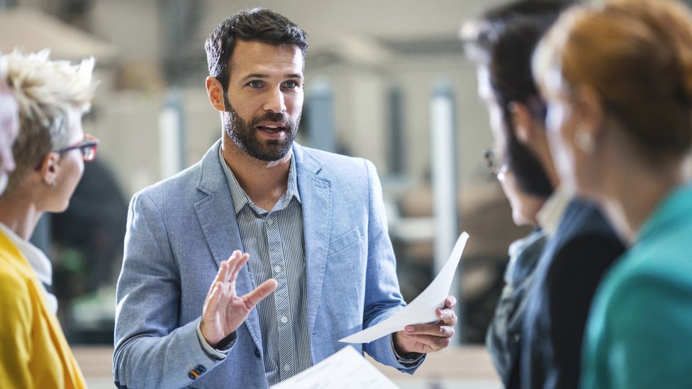 El "Efecto Dunning-Kruger" provoca un sentimiento de superioridad ilusorio. Hombre hablando