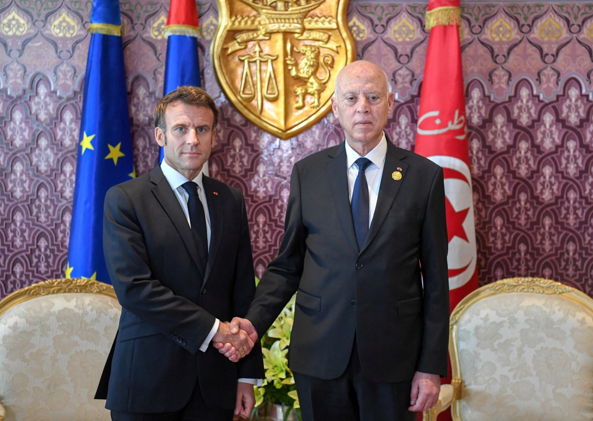 الرئيس التونسي قيس سعيد والرئيس الفرنسي إيمانويل ماكرون في جربة