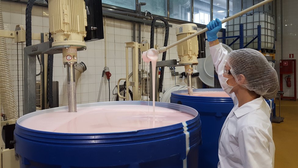 Radnica u fabrici Natura Siberika proverava gustinu šampona