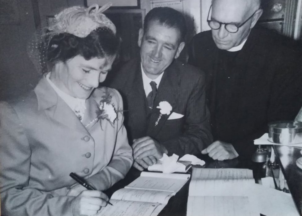 Бриджит Долан подписывает регистрацию брака в день свадьбы