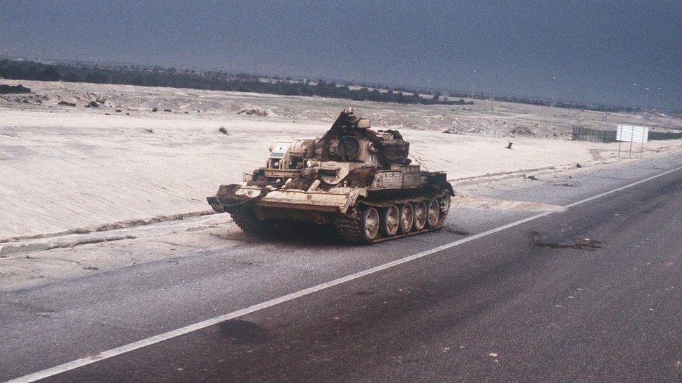 Бронированная эвакуационная машина типа 653 китайского производства, брошенная иракскими войсками, стоит на обочине дороги в Кувейт во время наземной фазы операции «Буря в пустыне».