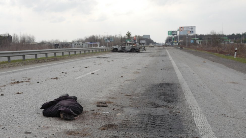 Corpo não identificado na estrada