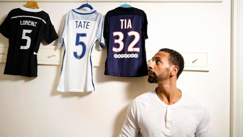 Lorenz, Tita y Tia son los tres hijos que tuvo Ferdinand con su esposa Rebecca. Río Ferdinand con camisetas con los nombres de sus hijos.