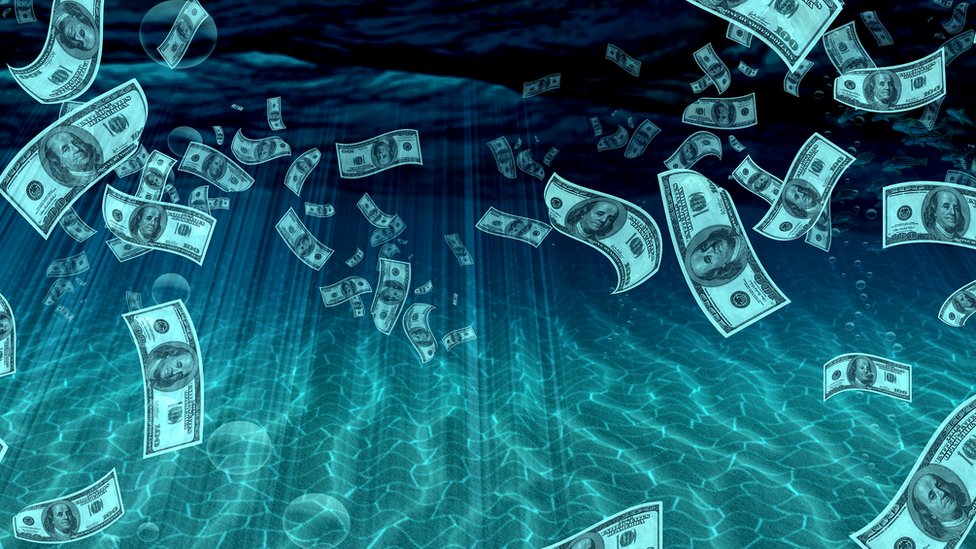 Agua llena de dólares