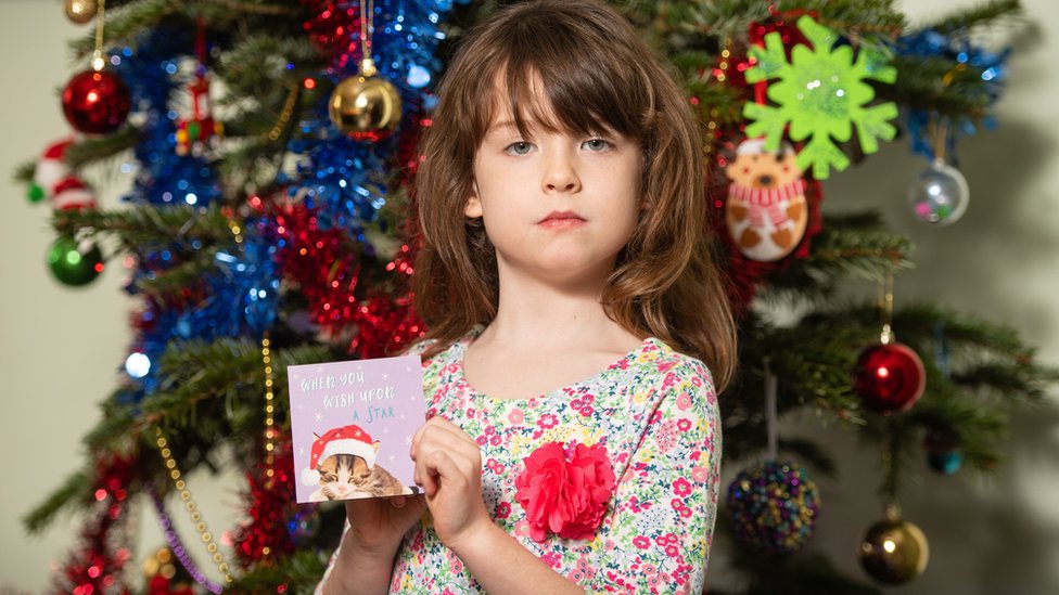 倫敦女孩弗洛倫斯·維迪科姆拿著她買到的Tesco套裝聖誕卡（22/12/2019）