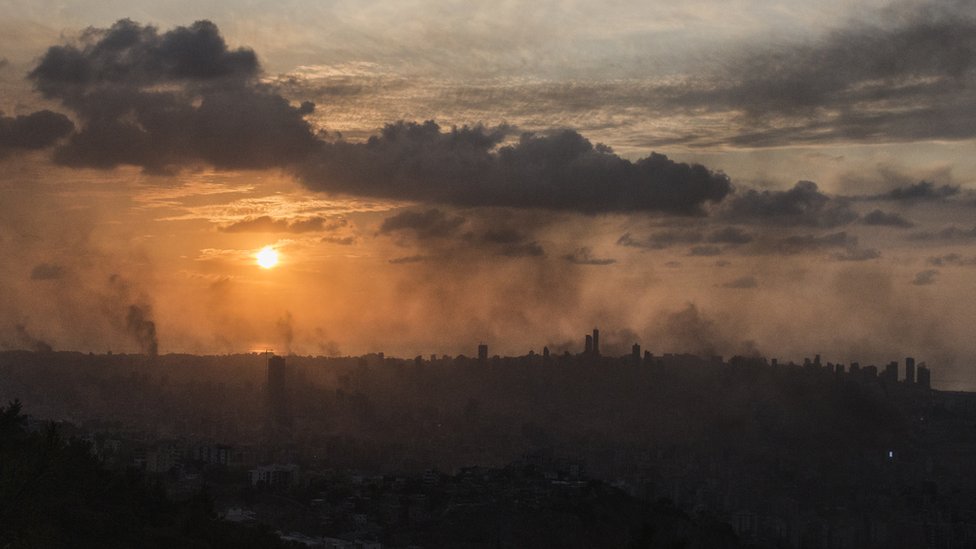 Beyrut sokaklarındaki barikatlardan yükselen dumanlar şehrin üzerinde belirgin bir şekilde görülüyor