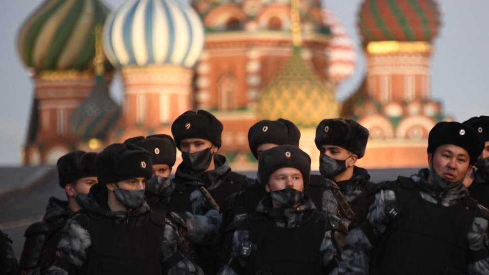 policía rusa en la Plaza Roja de Moscú