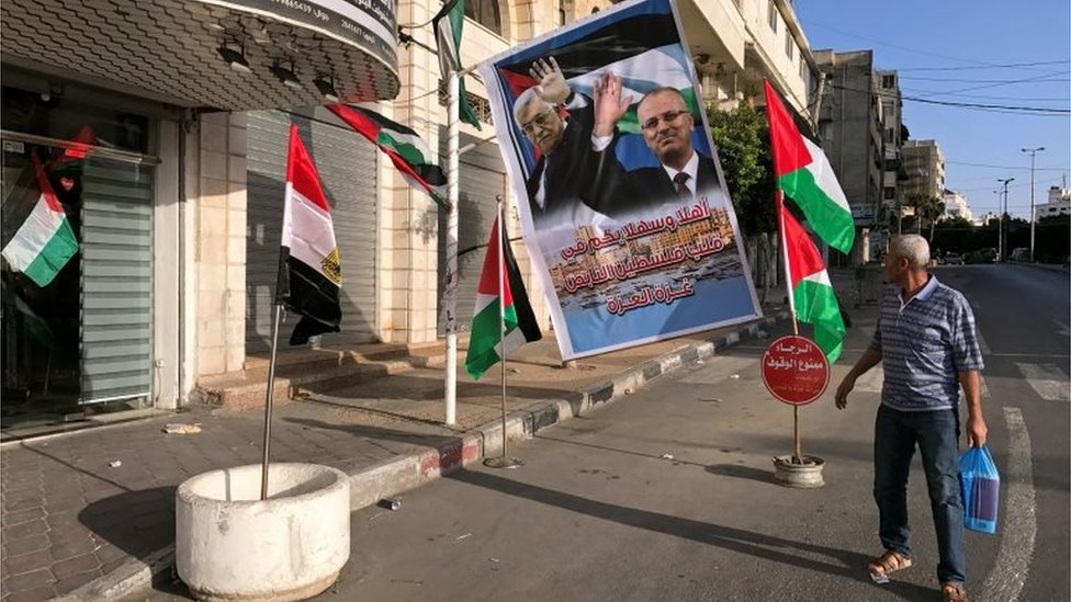 Плакат президента Палестины Махмуда Аббаса и премьер-министра Рами Хамдаллаха в Газе (01.10.17)