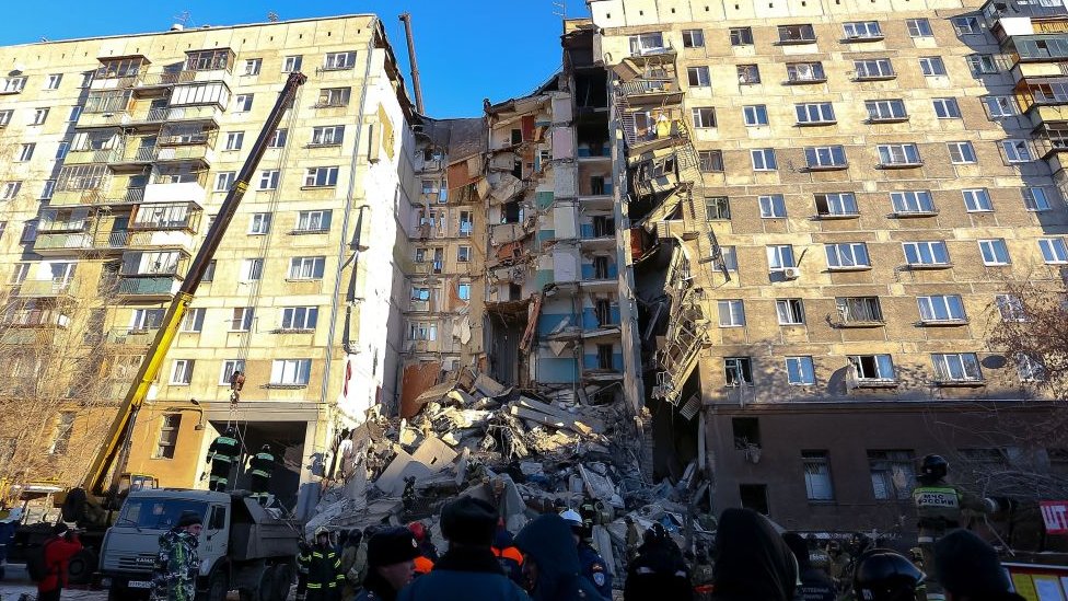 Rusya'nın Magnitogorsk kentindeki yıkılan bina