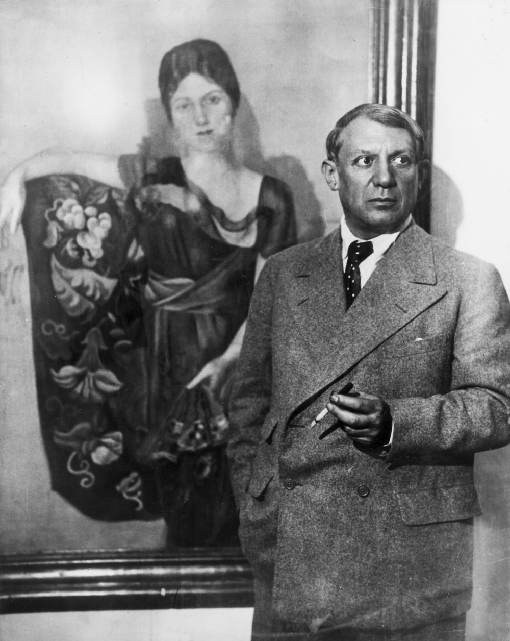 Pikaso ispred portreta supruge Olge Koklove koji je naslikao