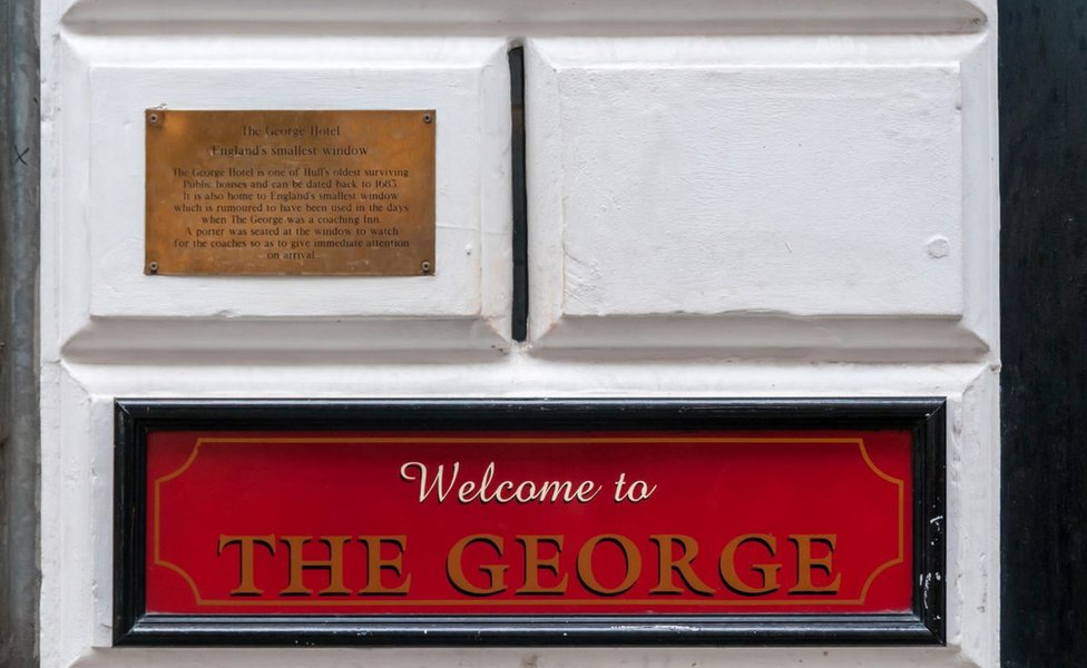 Самое маленькое окно в Англии в отеле George в Халле
