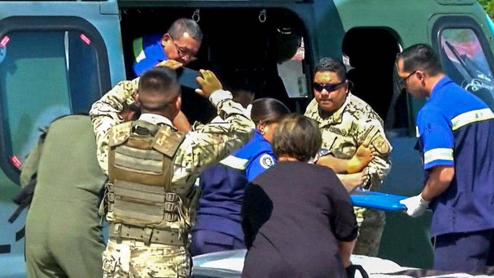 Фотография сделана с панамского канала TVN Noticias, на которой панамские парамедики несут одного из 15 спасенных человек