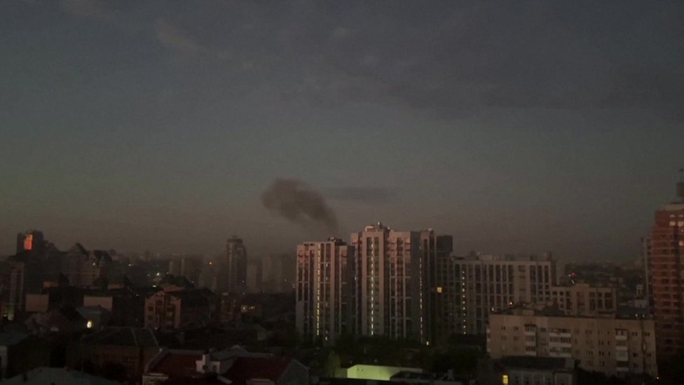 Asap mengepul di Kyiv setelah muncul laporan terjadi serangan drone.