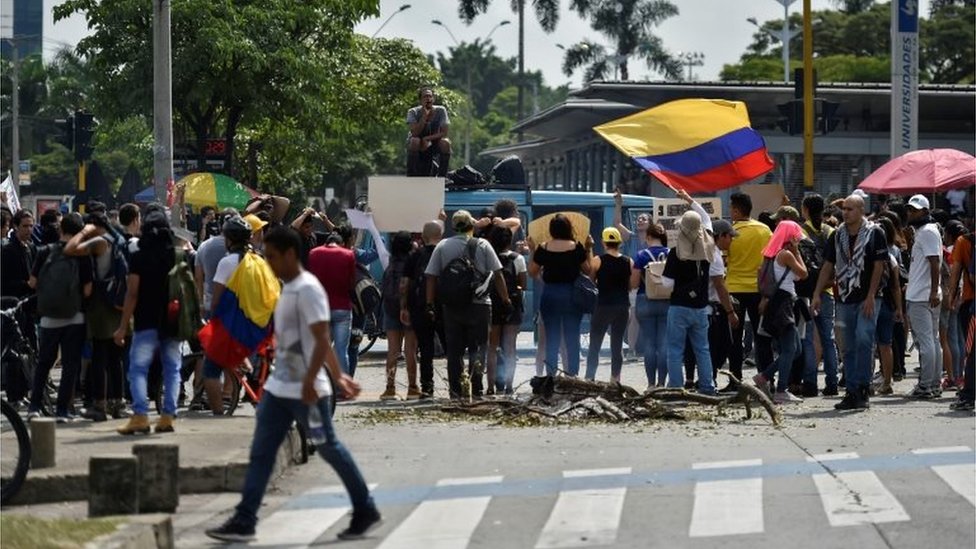 Студенты проводят демонстрацию во время акции протеста против правительства президента Колумбии Ивана Дуке в Кали, Колумбия, 4 декабря 2019 г.