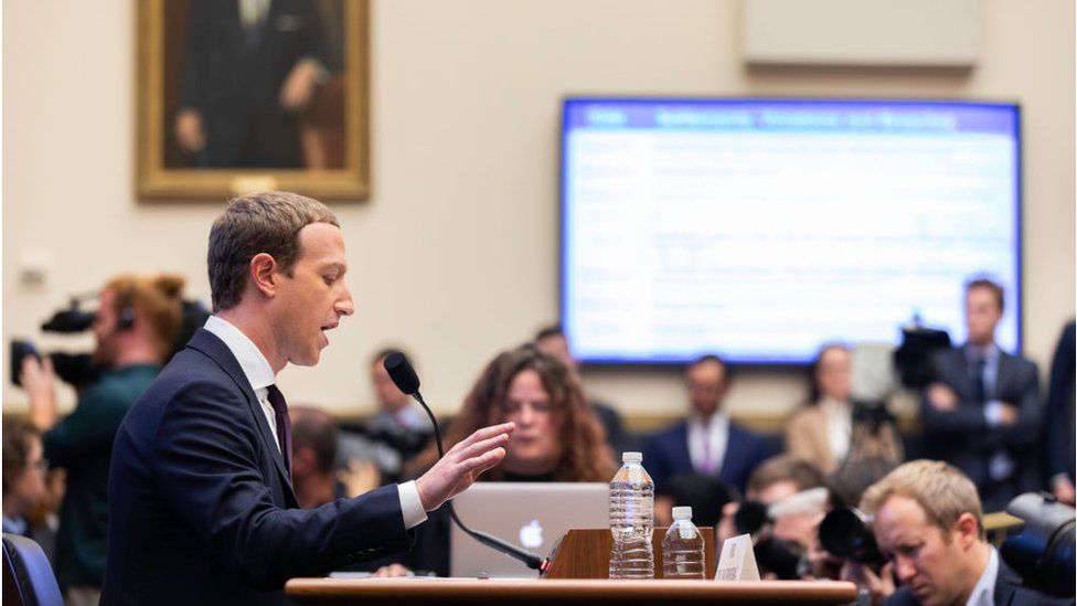 Mark Zuckerberg en la audiencia en el Congreso.