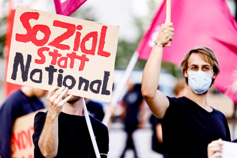 "Social en lugar de nacional", dice esta pancarta de unos manifestantes en Alemania.