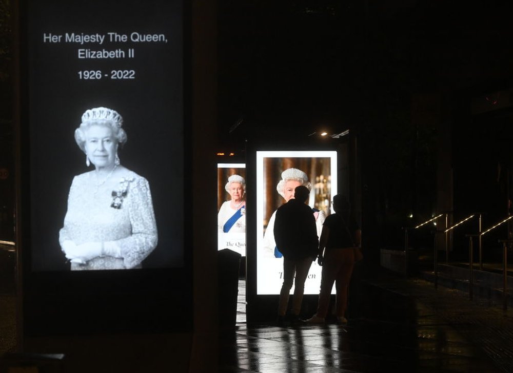 صور الملكة في لوحة ذات شاشة رقمية في محطة الباص