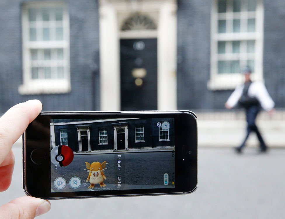 Ратикейт, персонаж Pokemon Go, на экране мобильного телефона возле Даунинг-стрит, 10