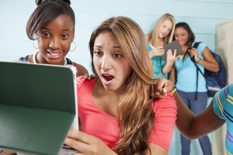 Adolescentes mirando una tablet