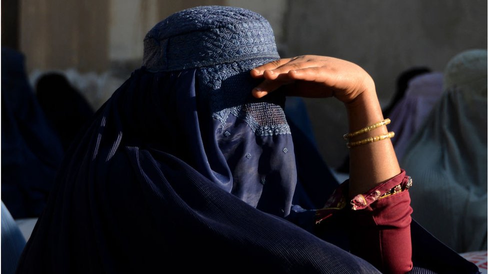 Perempuan Afghanistan mengenakan burqa.