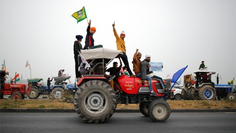 Фермеры участвуют в митинге тракторов в знак протеста против недавно принятых сельскохозяйственных законов на границе Сингху недалеко от Нью-Дели, Индия, 7 января 2021 года.