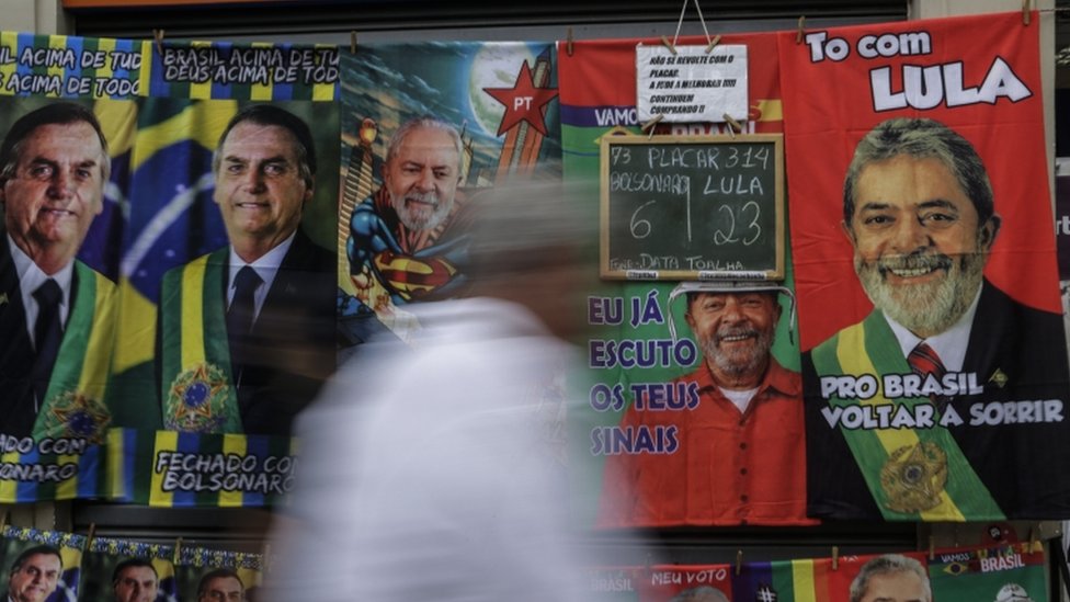 Toalhas de Bolsonaro e de Lula estendidas