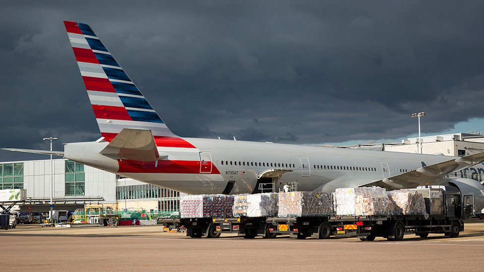 El aeropuerto de Heathrow está operando cerca del límite de su capacidad. Avión de carga