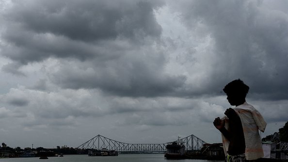 Amphan: Heavy rains in India and Bangladesh as cyclone bears down