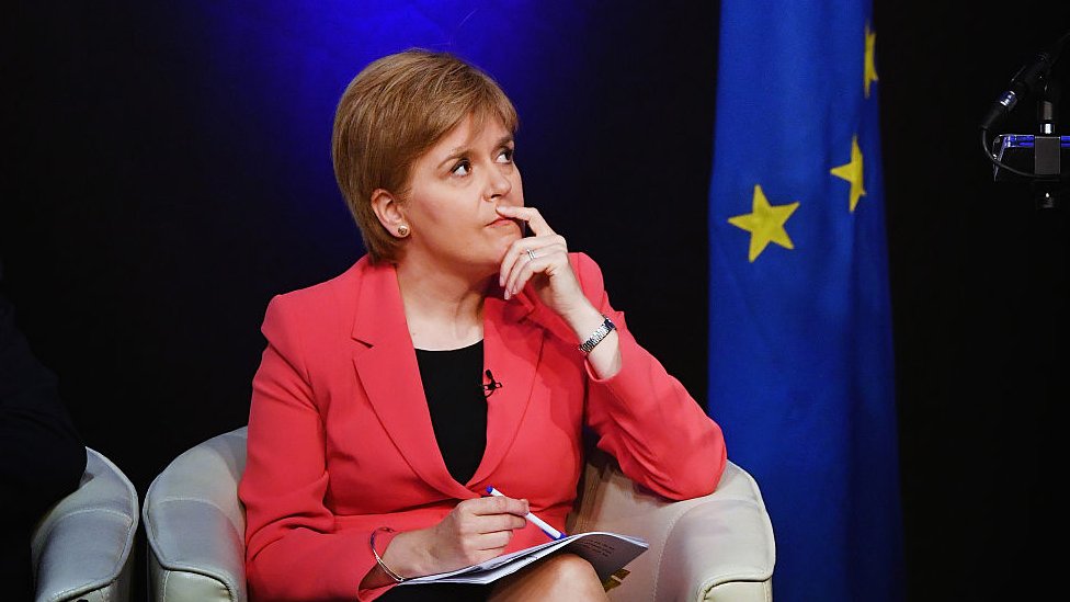 La primera ministra de Escocia, Nicola Sturgeon, calificó la decisión de "grave error de cálculo político". Nicola Sturgeon